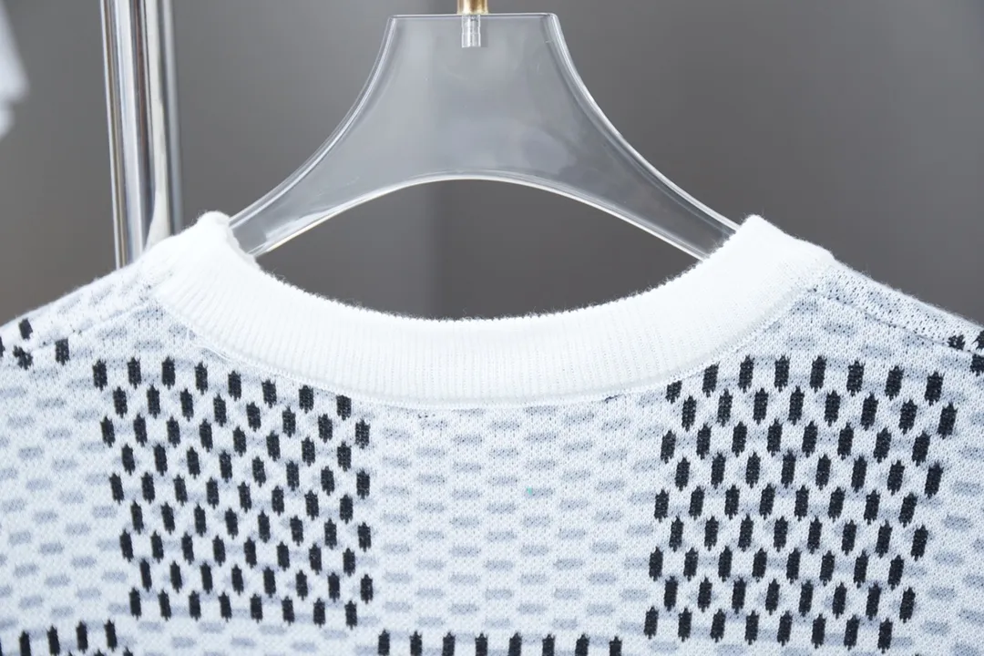 🅿️200 Louis LV 25ss spring and summer new style Checkerboard knitted short-sleeve Light luxury essential item for daily commuting for men and women Correct version Welcome to compare Detailed features · Made of high-viscosity cotton wool, with high count cotton added, dry and avoid stuffiness · Made of jacquard woven sheets imported from Germany, woven with Lv Monogram plaid intarsia, paired with knitting of the same style and color, presenting a unique three-dimensional texture · Double-needle sewing and cross-seam technology · Original main mark, washed tag, brand moisture-proof paper packaging Color: blue/grey Size: S/M/L/XL